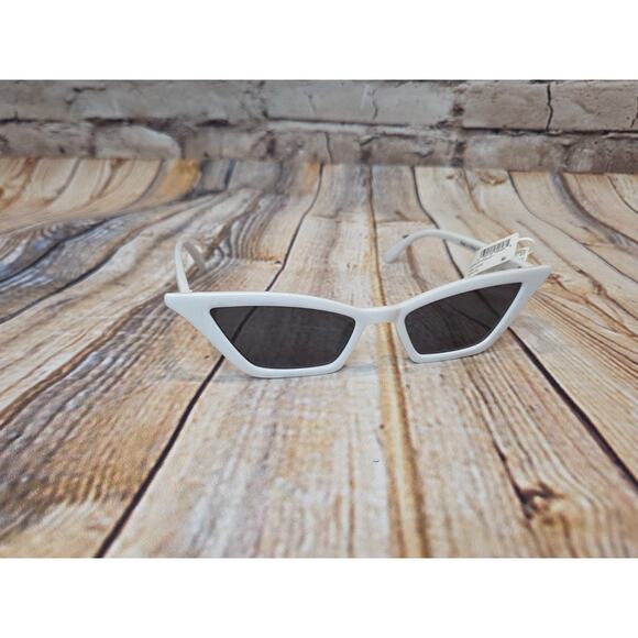 New Nordstrom White Extreme Cateye Acetate Sunglasses - Picture 2 of 3